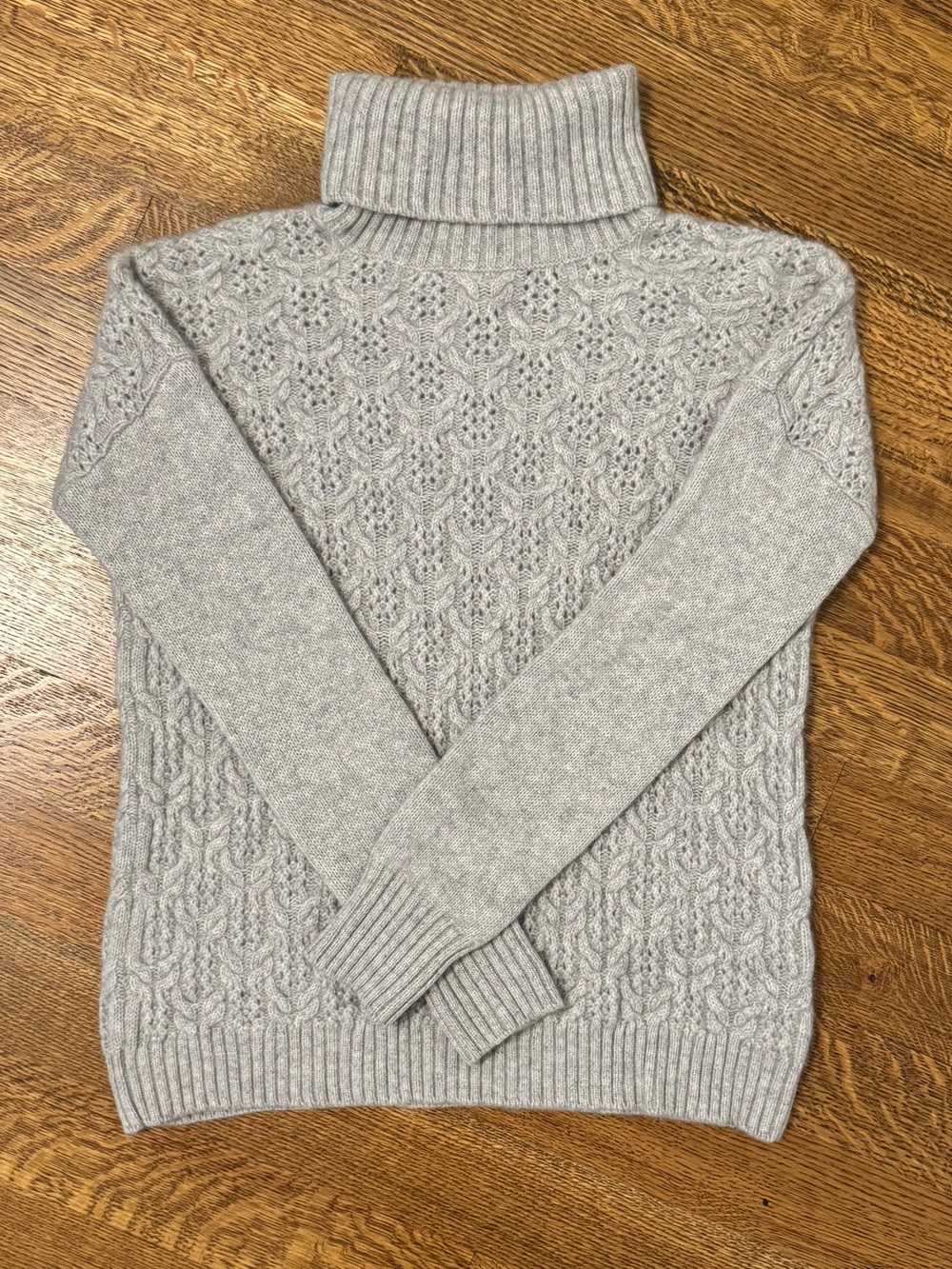 Women’s Light Gray 100% Cashmere Cable Knit Turtleneck Sweater Size Small EUC
